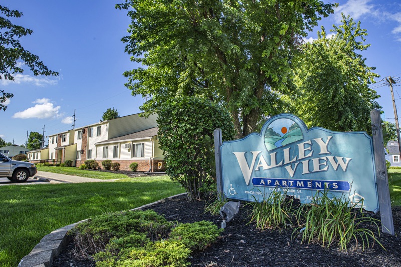 Valley View Apartments Exterior and Signage