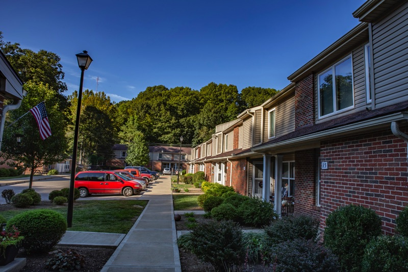 Pomeroy Cliffs Parking and Exterior